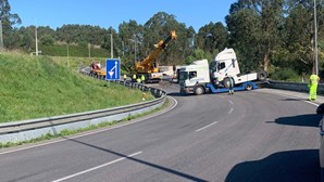 Despiste de camião corta A41 junto ao acesso à A3 em direção a Braga, no sentido Maia-Santo Tirso