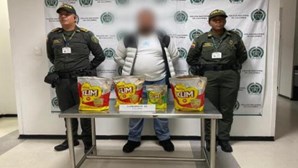 Estudante detido em aeroporto da Colômbia por transportar cocaína em sacos de leite em pó
