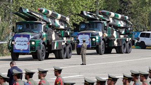 Irão mostra poderio militar e avisa Israel