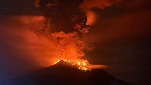Autoridades alertam para risco de tsunami após vulcão entrar em erupção na Indonésia