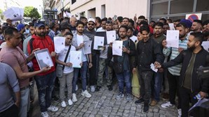 Protesto contra atrasos nas autorizações de residência junta uma centena em Lisboa