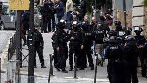 Homem ameaça explodir-se no consulado do Irão em Paris