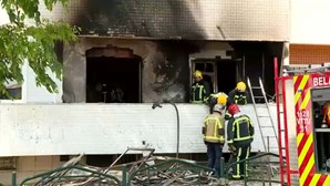 Nove feridos em incêndio num prédio em Monte Abraão. Fogo teve início na cave