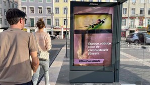 Ativistas substituem cartazes na Baixa de Lisboa em protesto contra os combustíveis fósseis