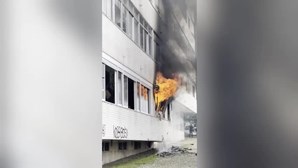 Incêndio deflagra em prédio em Monte Abraão