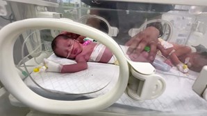 Morreu a bebé salva do útero da mãe morta após ataque israelita a Gaza