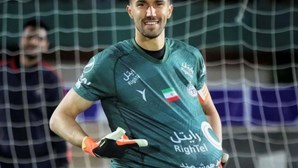 Futebolista iraniano Hossein Hosseini castigado um jogo por abraçar adepta