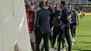 Adeptos atiram garrafas a Schmidt e jogadores pedem calma: Benfica vence mas não se livra de tensão