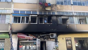 Incêndio deflagra em dois andares de prédio em Sintra