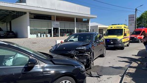 Três feridos em colisão entre dois carros em Santo Tirso