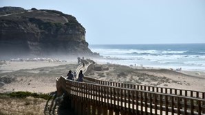 Perigo de derrocada de arriba interdita um dos acessos a praia em Torres Vedras