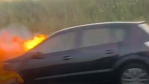 Carro consumido pelas chamas na A2 perto de Aljustrel