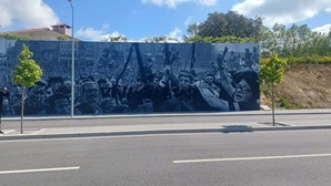 Mural alusivo aos 50 anos do 25 de Abril vandalizado na Maia