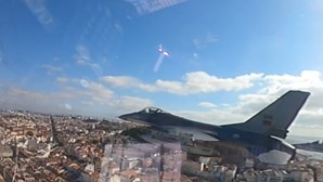 Já pensou como será sobrevoar a cerimónia militar do 25 de Abril no Terreiro do Paço em Lisboa? Força Aérea divulga imagens inéditas