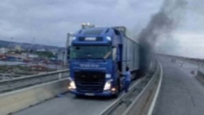 Camião arde na Ponte da Figueira da Foz. Trânsito condicionado