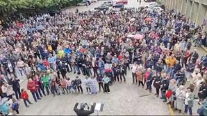 Santiago de Compostela celebra o 25 de Abril com centenas a cantar 'Grândola, Vila Morena' em uníssono. Veja o vídeo 