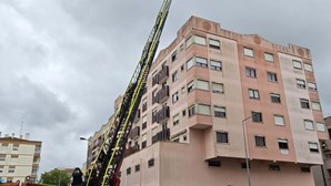 Prédio de sete andares evacuado devido a incêndio em Agualva