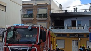 Quatro pessoas feridas em incêndio habitacional em Quarteira
