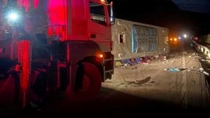 Quatro mortos e 32 feridos em acidente de autocarro turístico no Brasil