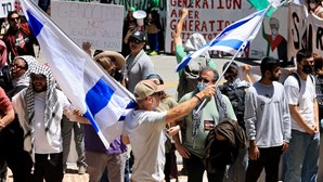 Estudantes pró-Palestina acampados em Los Angeles enfrentam contra protestos