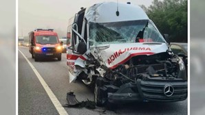 Homem ferido em colisão entre ambulância e camião em Penacova