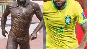 Cidade natal do futebolista brasileiro Daniel Alves retira estátua em sua homenagem