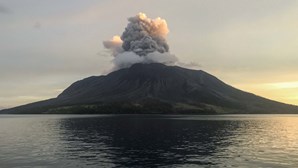 Nova erupção no norte da Indonésia obriga a encerramento de aeroporto vizinho