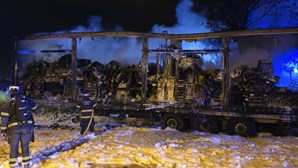 As imagens que mostram o camião destruído pelas chamas na Segunda Circular em Lisboa