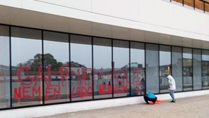 Ativistas do Climáximo estilhaçam e pintam vidros da fachada da sede da GALP