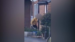 Vídeo mostra suspeito de esfaquear várias pessoas com espada em Londres