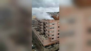 Incêndio que deflagrou num prédio de sete andares em Sintra terá tido origem num churrasco