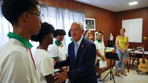 Marcelo recebido na Escola Portuguesa de Cabo Verde com "Canção de Embalar" de Zeca Afonso