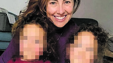Daniela Martins com filhas gémeas luso-brasileiras
