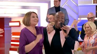 Daniel Nascimento celebra aniversário do ‘Noite das Estrelas’ com uma atuação