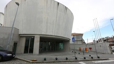 Recluso da PJ do Porto parte nariz a guarda da cadeia