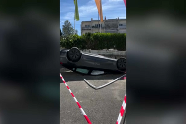 Despiste deixa Tesla novo capotado à porta do Mercado da Vila de Cascais