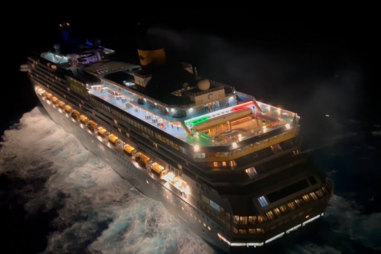 Idoso de 82 anos resgatado pela Força Aérea de navio cruzeiro em alto-mar. Veja o momento