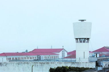 Prisão de Custóias, no Porto, era chefiada por guarda principal quando as ocorrências tiveram lugar. A cadeia apanhou, na mesma altura, onze telemóveis atirados do exterior