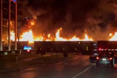 Imagens impressionantes mostram comboio em chamas a atravessar cidade no Canadá