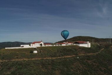 PJ investiga morte de homem após passeio em balão de ar quente em Mourão