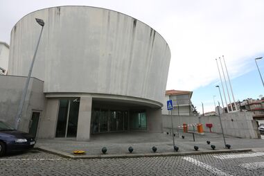 Recluso da PJ do Porto parte nariz a guarda da cadeia