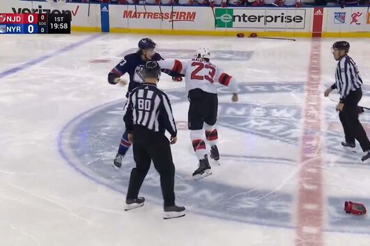 Surreal: jogadores transformam partida de hóquei no gelo em combate de boxe ao fim de 2 segundos
