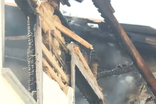 “Só tive tempo de salvar a minha filha das chamas”: Incêndio na zona histórica do Fundão destrói habitação