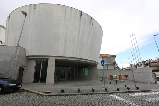 Recluso da PJ do Porto parte nariz a guarda da cadeia 