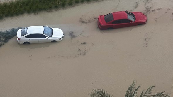 Carros submersos e casas danificadas: chuvas torrenciais deixam Dubai debaixo de água