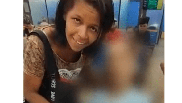 Mulher filmada a levar tio morto em cadeira de rodas ao banco para fazer empréstimo no Brasil