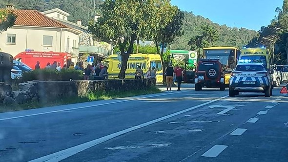 Cinco crianças e um adulto feridos em colisão entre autocarro e táxi em Viana do Castelo
