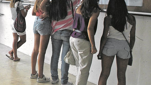 Escola em Lisboa barra calções curtos e decotes excessivos. Regulamento fala em “dignidade”