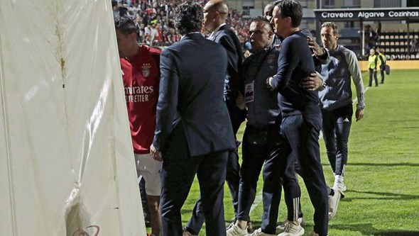 Adeptos atiram garrafas a Schmidt e jogadores pedem calma: Benfica vence mas não se livra de tensão