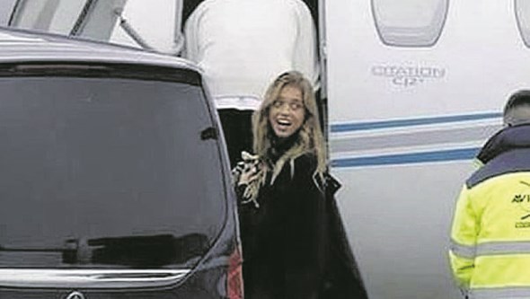 Margarida Corceiro à espera de Lando Norris no aeroporto 